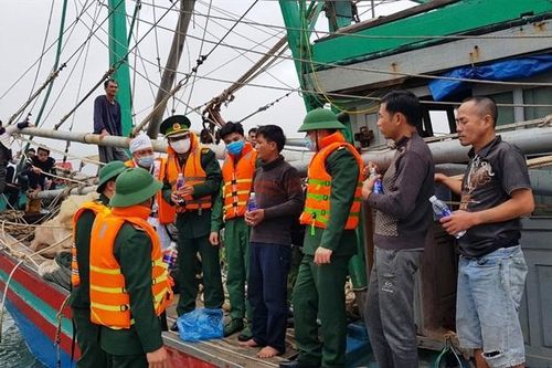 Tàu đánh cá bất ngờ bốc cháy, 8 thuyền viên thoát nạn