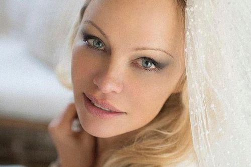 'Biểu tượng gợi cảm' Pamela Anderson bị tố là người thứ 3 dù vừa kết hôn