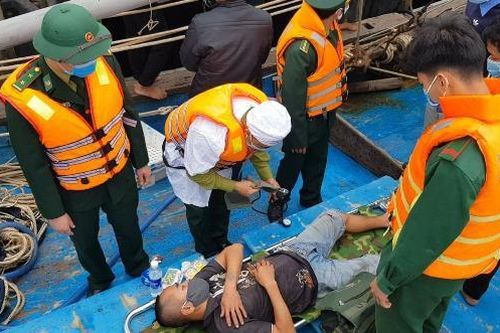Cứu hộ thành công tàu cá bốc cháy cùng 8 thuyền viên gặp nạn trên biển