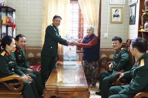 Bộ CHQS tỉnh Thừa Thiên Huế thăm và tặng quà các gia đình chính sách tại huyện A Lưới