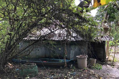 Đôi chân không bao giờ thẳng của vợ chồng già bán vé số