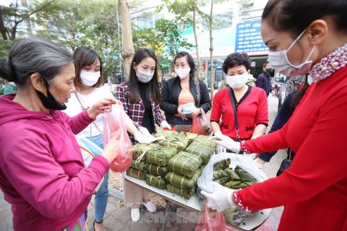 Phát miễn phí 400 bánh chưng cho bệnh nhân nghèo ngày cận Tết
