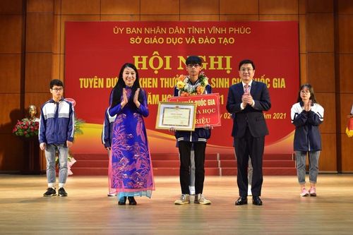 Vĩnh Phúc thưởng gần 4 tỷ đồng cho học sinh giỏi quốc gia