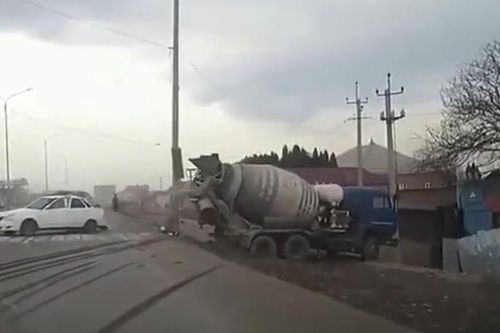 Mất lái, xe trộn bê tông gây tai họa