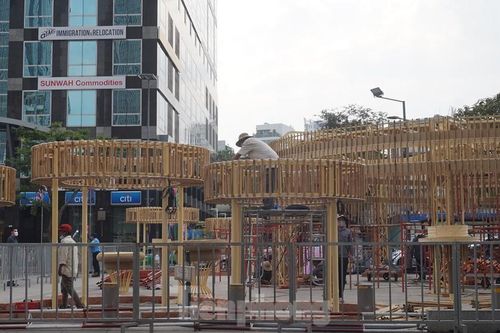 Hối hả thi công đường hoa Nguyễn Huệ