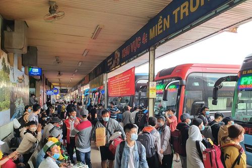 Lo ngại dịch COVID-19, người dân ùn ùn rời TPHCM về quê ăn Tết