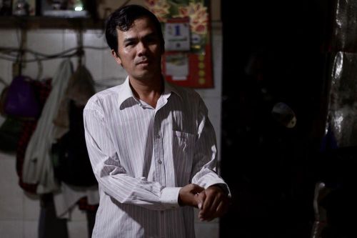 Người cha liệt tay bán vé số mong mỏi Tết đoàn viên với con