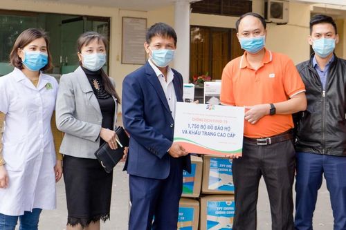 Hàng chục nghìn bộ bảo hộ, khẩu trang tặng tuyến đầu chống dịch COVID-19