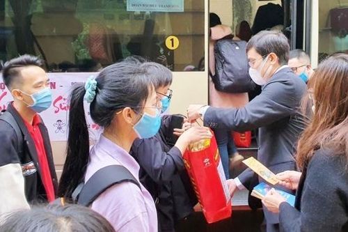 Hỗ trợ 5.000 vé xe cho sinh viên khó khăn về quê đón Tết