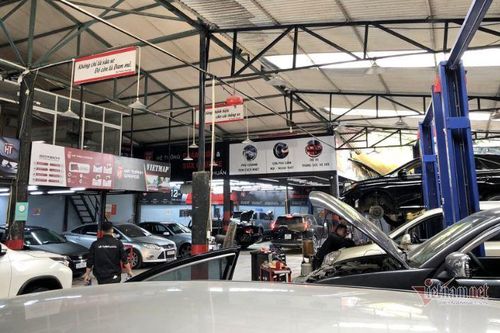 Làm đẹp xe dịp cận Tết quá tải, khách đợi 'dài cổ'