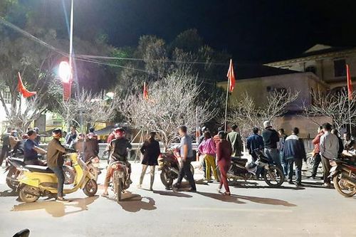 Đông đảo người dân chiêm ngưỡng cây đào thế 'bàn tay Phật' giá trên trăm triệu