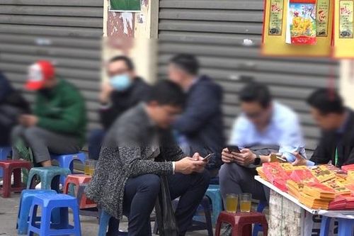 Quán bia, trà đá Hà Nội đông đúc giữa lúc dịch Covid-19 đang 'nóng'