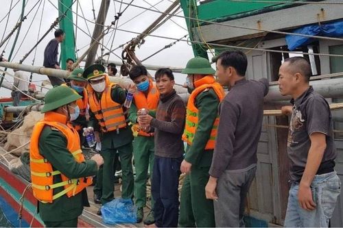 Tàu cá bốc cháy dữ dội, 8 thuyền viên nháo nhào nhảy xuống biển