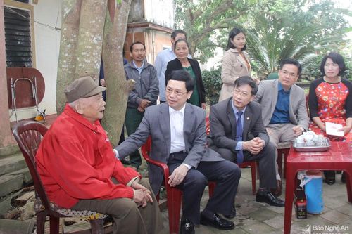 Đồng chí Nguyễn Xuân Sơn chúc Tết các cơ quan, đơn vị và cá nhân tại huyện Nam Đàn