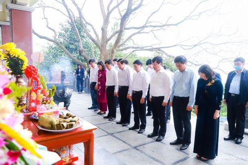Đồng chí Phan Đình Trạc dâng hoa, dâng hương tại Khu Di tích Kim Liên