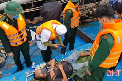 Ứng cứu 8 ngư dân trên tàu bị cháy khi đang đánh bắt ở vùng biển Hà Tĩnh