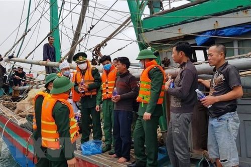 Hà Tĩnh: Cứu sống 8 thuyền viên trên tàu bị bốc cháy