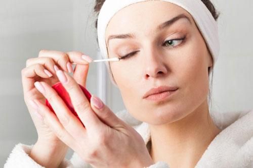 Tăm bông - vật dụng hỗ trợ chị em làm đẹp