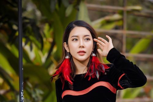 Du Xuân kiêu sa với áo dài nhung cách tân giao thoa vẻ đẹp Á - Âu
