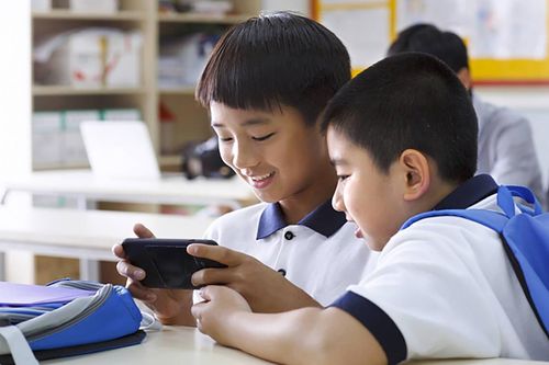 Bộ Giáo dục Trung Quốc cấm học sinh đem điện thoại vào trường học