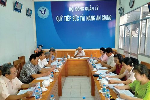 Tiếp tục chăm lo, phát triển sự nghiệp giáo dục địa phương