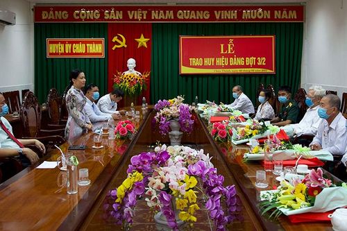 Huyện ủy Châu Thành trao huy hiệu Đảng cho các đảng viên cao niên tuổi Đảng đợt 3-2