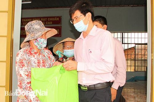 Trao tặng quà Tết cho các Mẹ Việt nam anh hùng và gia đình nghèo