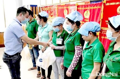 Trao quà cho công nhân có hoàn cảnh khó khăn