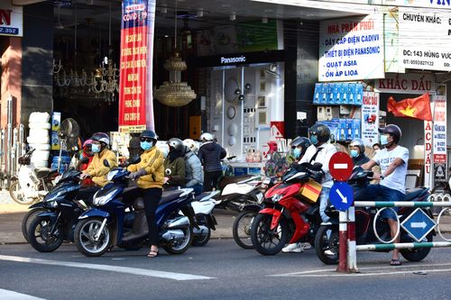 Người dân Pleiku chấp hành nghiêm quy định đeo khẩu trang nơi công cộng