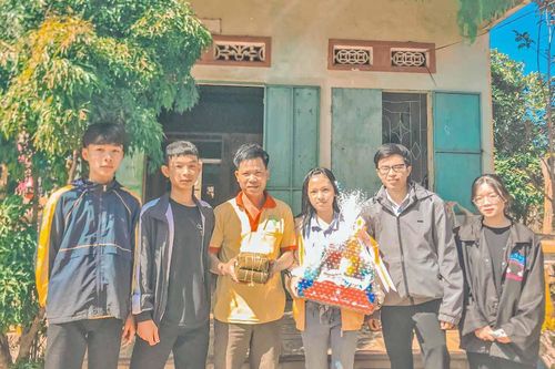 Trường THCS Trần Cao Vân tặng quà Tết cho học sinh nghèo