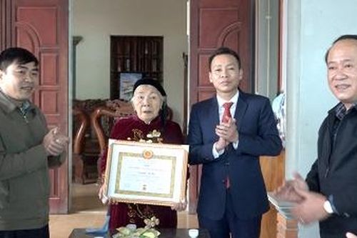 Trao huy hiệu 70 năm tuổi Đảng cho đảng viên tại huyện Hạ Hòa