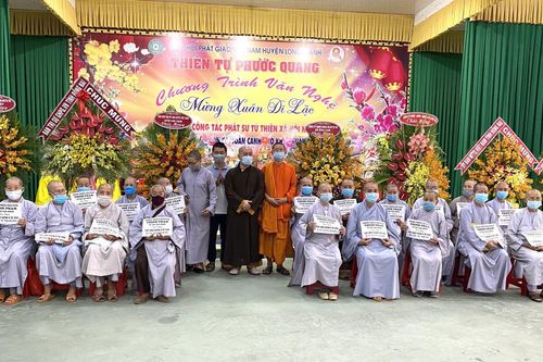 Cúng dường thẻ bảo hiểm y tế cho chư Ni khu ngoại viện Thường Chiếu