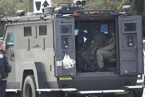 FBI đấu súng với nghi phạm xâm hại trẻ em tại Florida