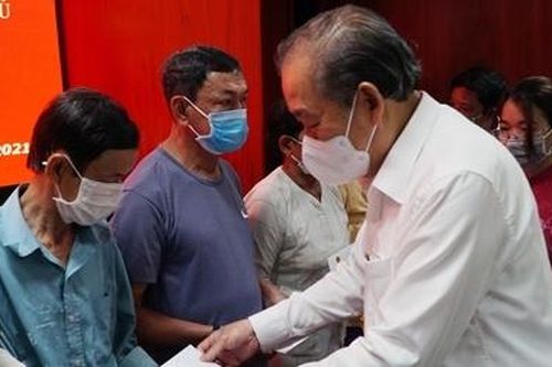 Phó Thủ tướng Trương Hòa Bình trao quà Tết tại Sóc Trăng