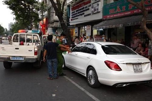 TPHCM: Thấy thanh niên lắc lư trong ô tô, công an kiểm tra thu giữ ma túy