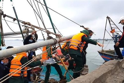 Cứu 8 ngư dân gặp nạn trên tàu bị cháy ở Hà Tĩnh