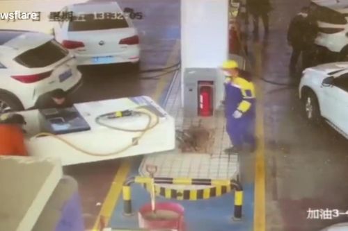 Tài xế kéo đổ cột bơm, đè trúng hai người tại trạm xăng
