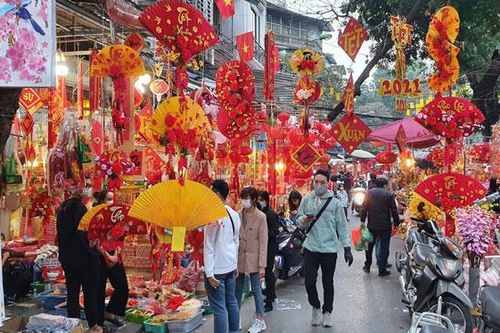 Mành trang trí, cành quả hồng, quả lựu hút khách ngày Tết