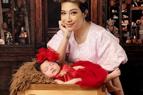 Con gái lai Hàn của Pha Lê biểu cảm đáng yêu