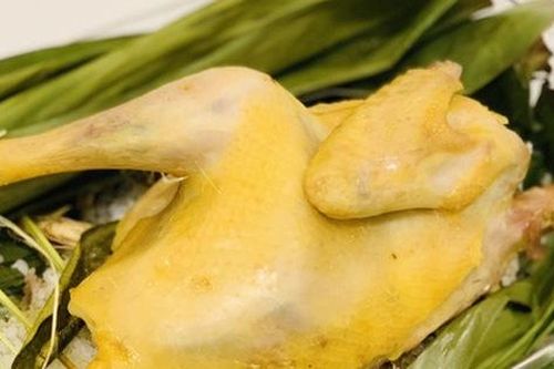 Học Hoa hậu Ngọc Hân trổ tài làm món gà hấp muối đơn giản nhưng thành phẩm ngon lạ, cả nhà ai cũng khen