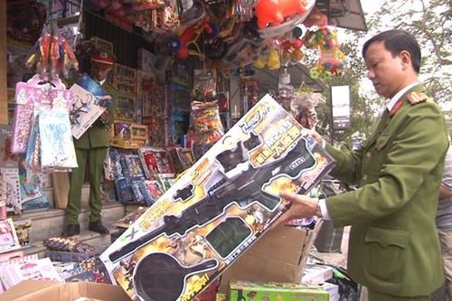 Thu giữ gần 200 khẩu súng đồ chơi trẻ em bán giữa thành Huế