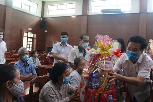Trưởng ban Tuyên giáo Trung ương Võ Văn Thưởng thăm, tặng quà gia đình chính sách tại Đồng Nai