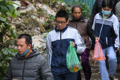 'Quên' đeo khẩu trang, xả rác khi thả cá chép