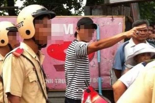 Tạm giam 2 người đánh CSGT