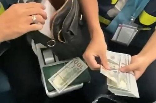 Một hành khách để quên hơn 10.000 USD trên máy bay
