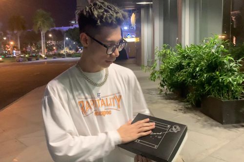 Video MCK tặng quà Tlinh