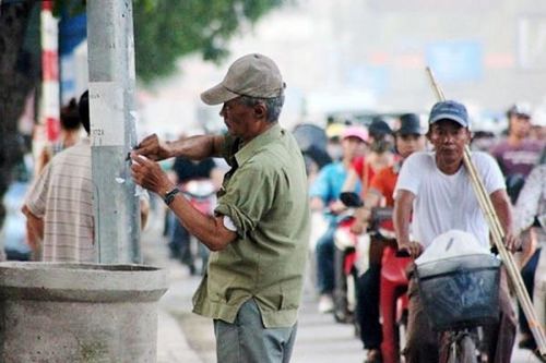 Hơn 20 năm lặng lẽ bóc, xóa quảng cáo rao vặt