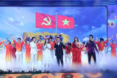 Chương trình nghệ thuật 'Đảng cho ta mùa xuân' mang đến không gian nghệ thuật đầy đủ sắc màu