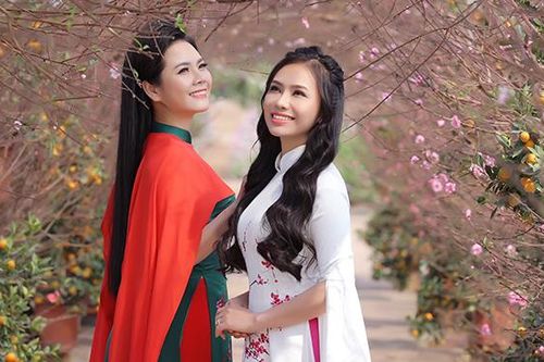 Quán quân Sao Mai Lương Nguyệt Anh - Lương Hải Yến 'khoe sắc' cùng hoa Xuân