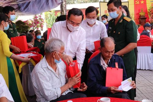 Đồng chí Nguyễn Văn Nên thăm, tặng quà người có công tại Tây Ninh